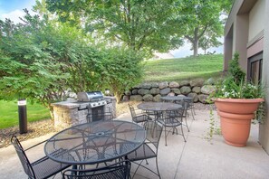 BBQ/picnic area - AmericInn by Wyndham Madison West (Madison)