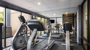 Una sala d'exercici amb cintes de córrer, una bicicleta estatica i una màquina d'a rem.