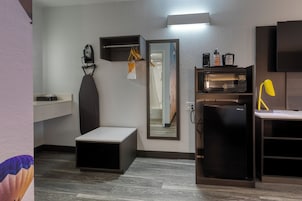 Escritorio, wifi gratis y ropa de cama