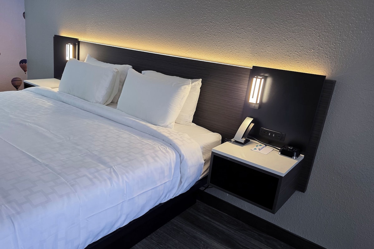 Room, 1 King Bed, Accessible, Non Smoking | Desk, free WiFi, bed sheets