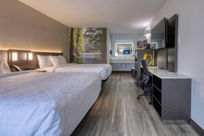 Quarto, 2 camas Queen, acessível, para não fumantes | Escrivaninha, Wi-Fi de cortesia, roupa de cama