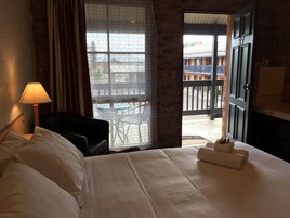 Quarto casal, 1 cama Queen | Escrivaninha, cortinas blackout, ferros/tábuas de passar roupa