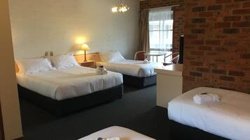 ห้องแฟมิลี่ (1 Queen and 3 Single Beds) | โต๊ะทำงาน, ผ้าม่านกันแสง, เตารีด/โต๊ะรีดผ้า, Wi-Fi ฟรี