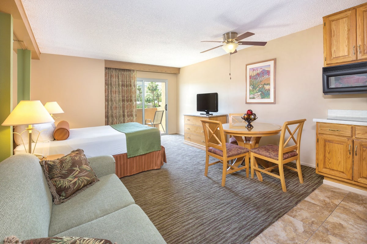 Studio, Kitchenette | Desk, free rollaway beds, free WiFi, bed sheets