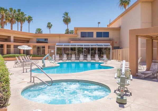 2 outdoor pools