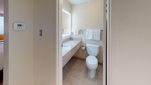 Articles de toilette gratuits, sèche-cheveux, serviettes fournies