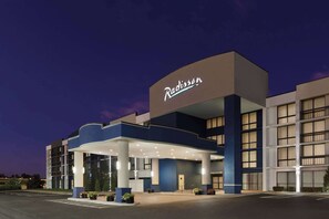 Exterior - Radisson Hotel Lenexa Overland Park (Lenexa)