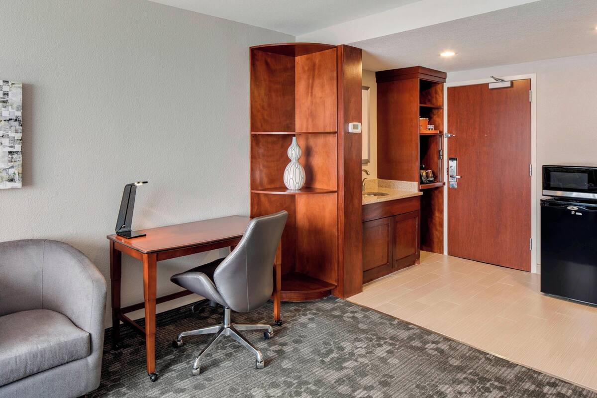 1 bedroom, in-room safe, desk, laptop workspace