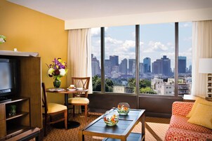 Suite, 1 Bedroom (High Floor) | In-room safe, desk, laptop workspace, blackout drapes