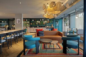 Un interior moderno con comedor, sofá y cocina.