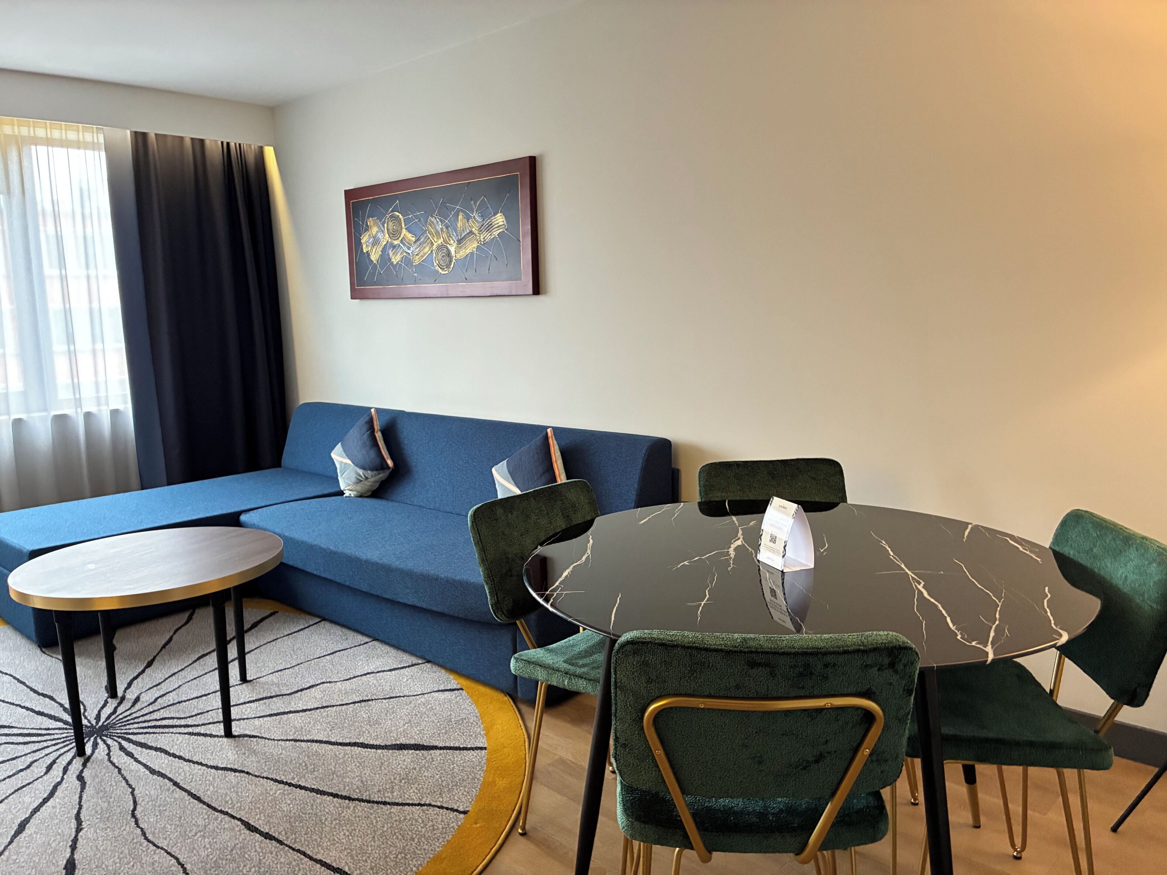 Junior-Suite, 1 King-Bett | Hochwertige Bettwaren, Zimmersafe, Schreibtisch, Verdunkelungsvorhänge