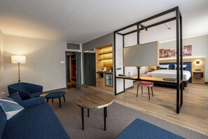 Hochwertige Bettwaren, Zimmersafe, Schreibtisch