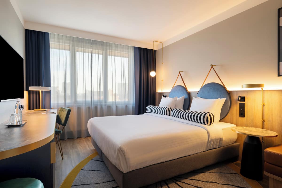 Quarto casal standard | Roupas de cama premium, cofres nos quartos, escrivaninha