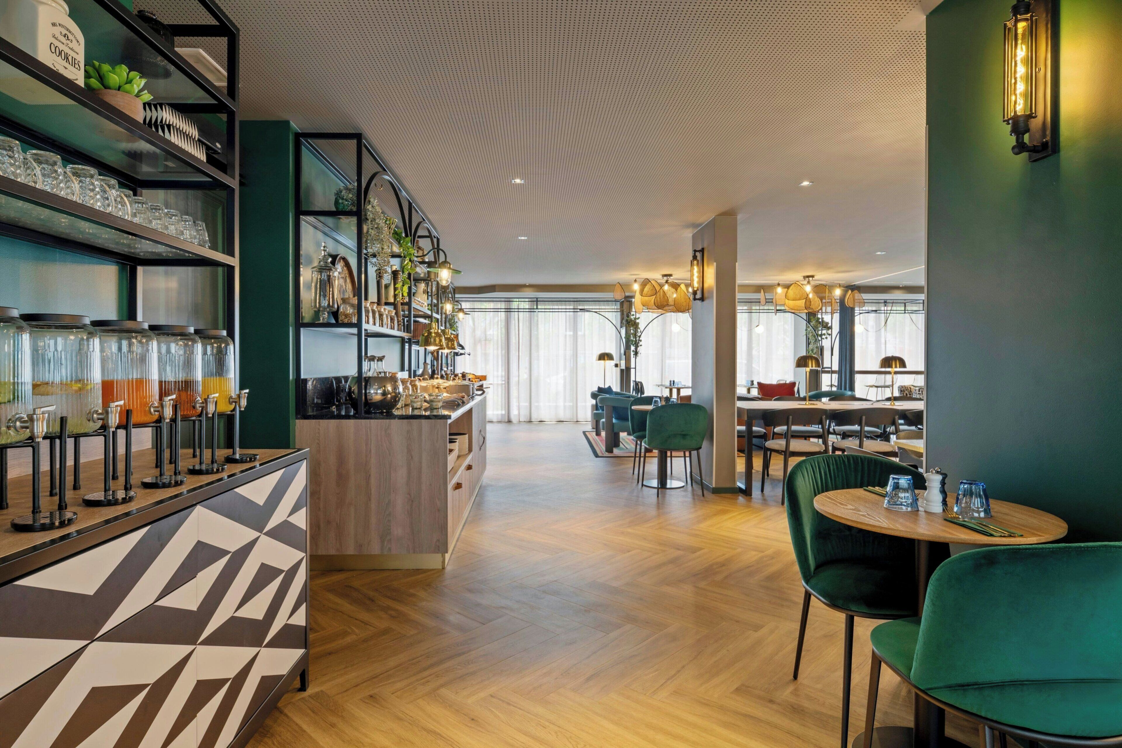 Un intérieur moderne avec un bar, des sièges et un sol à motifs.
