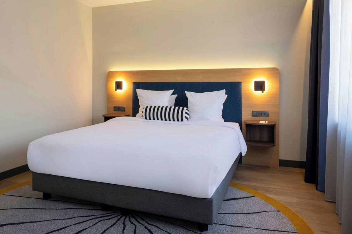 Suite junior, 1 cama King size | Ropa de cama de alta calidad y caja de seguridad en la habitación