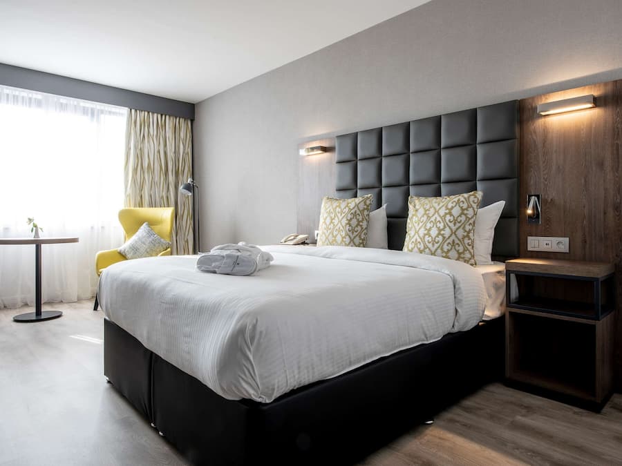 Business kamer | Luxe beddengoed, een kluis op de kamer, een bureau