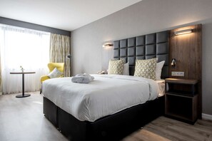 Habitación Business | Ropa de cama de alta calidad, caja fuerte, escritorio