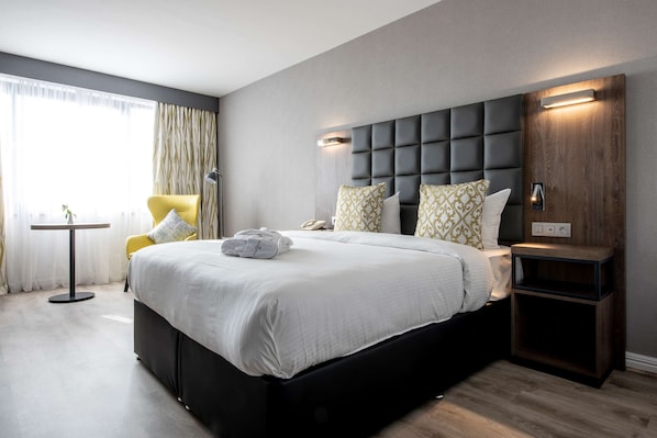 Habitación Business | Ropa de cama de alta calidad, caja fuerte, escritorio y cortinas opacas