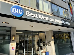 Een hotelingang met een bord waarop staat 'Best Western Royal Centre'.