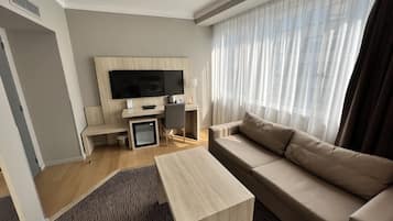 Minibar, coffres-forts dans les chambres, bureau