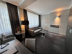 Executive Room, 1 Queen Bed, Non Smoking | Bathroom