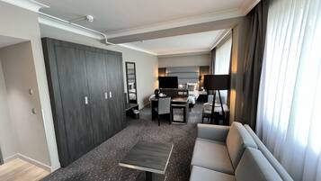 Executive Room, 1 Queen Bed, Non Smoking | Minibar, in-room safe, desk, iron/ironing board