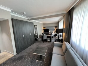 Executive Room, 1 Queen Bed, Non Smoking | Minibar, in-room safe, desk, iron/ironing board