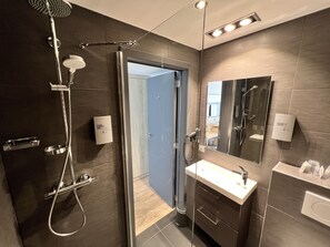 Standard Room, 1 Queen Bed, Non Smoking | Bathroom | Free toiletries, hair dryer, towels - Best Western Hotel Royal Centre (Brussels)