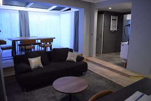 Executive kamer, 1 queensize bed, niet-roken | Een minibar, een kluis op de kamer, een bureau
