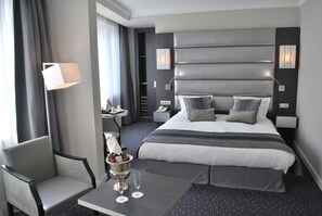 Executive Room, 1 Queen Bed, Non Smoking | Minibar, in-room safe, desk, iron/ironing board