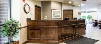 Econo Lodge Inn & Suites