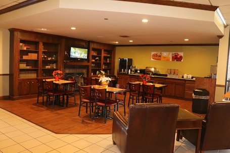 Lobby sitting area. Econo Lodge Inn & Suites Norton - Wise South
