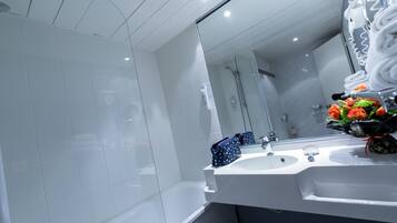 Combined shower/bathtub, eco-friendly toiletries, hair dryer, towels