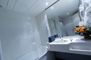 Bañera con ducha, artículos de tocador ecológicos, secador de pelo