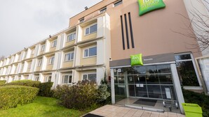 Un bâtiment d’hôtel avec une enseigne indiquant « ibis Styles Hotels ».