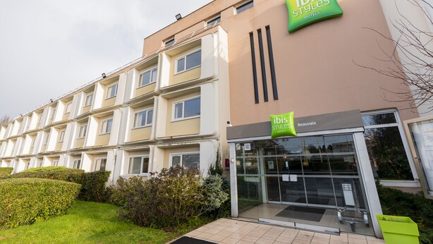 Un edificio de hotel con un cartel que dice 'ibis Styles Hotels'.