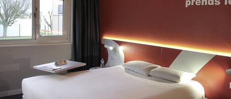 Standardværelse - 1 dobbeltseng | Pengeskab på værelset, skrivebord, lydisolering, strygejern/strygebræt