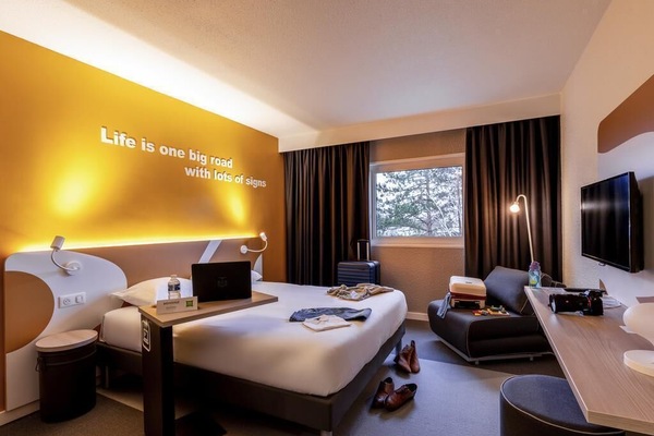 Standard Room, 1 Double Bed with Sofa bed | In-room safe, desk, soundproofing, iron/ironing board