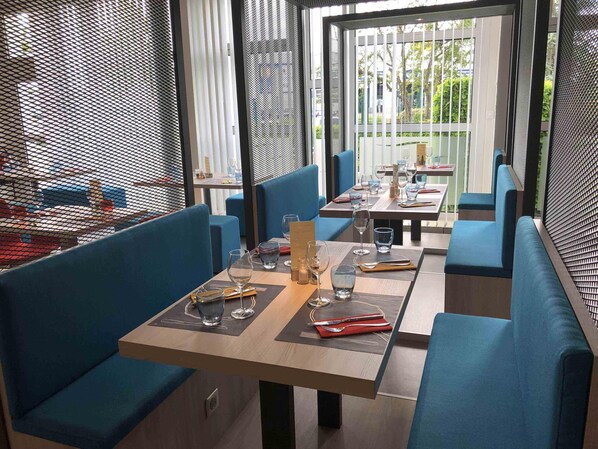 Lunch and dinner served, French cuisine