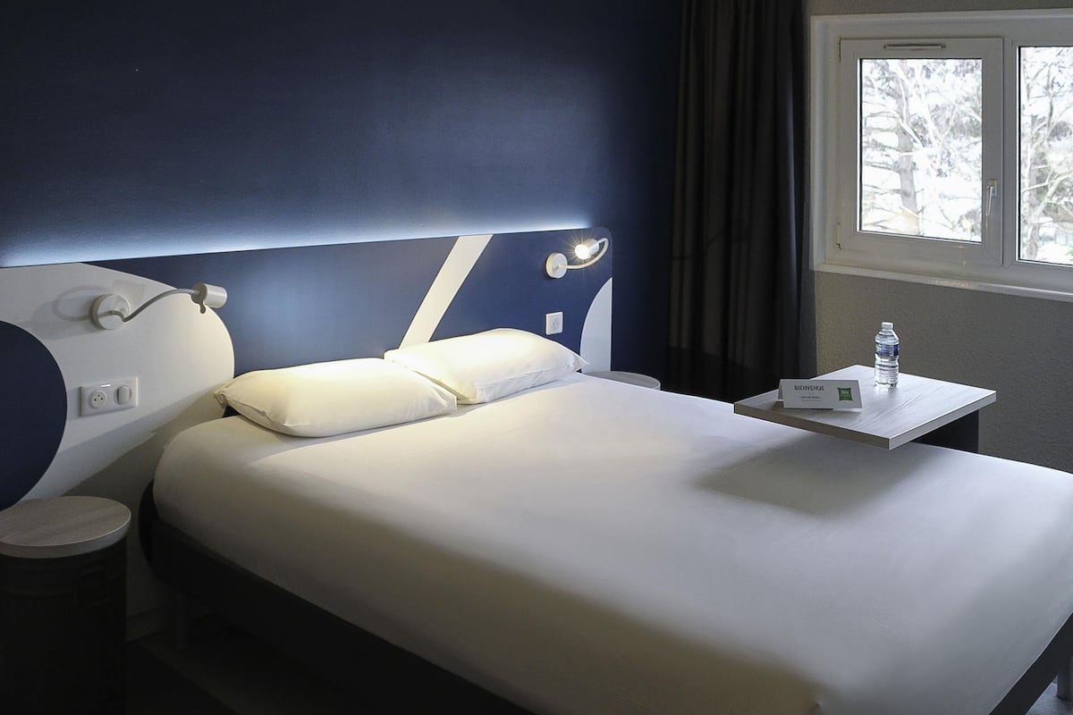 standard room, 1 double bed | in-room safe, desk, soundproofing, iron/ironing board