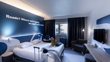 Standard Room, 1 Double Bed | In-room safe, desk, soundproofing, iron/ironing board