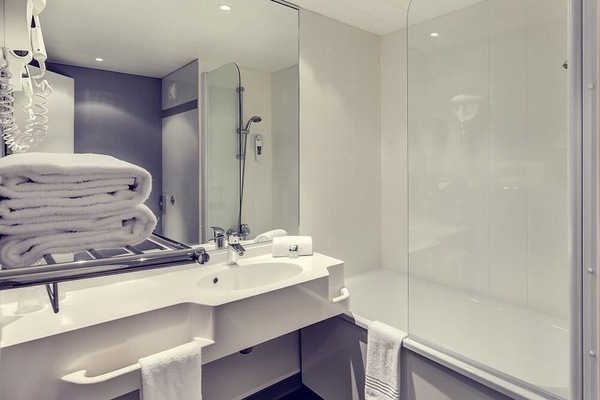 Standard Room, 1 Double Bed | In-room safe, desk, soundproofing, iron/ironing board