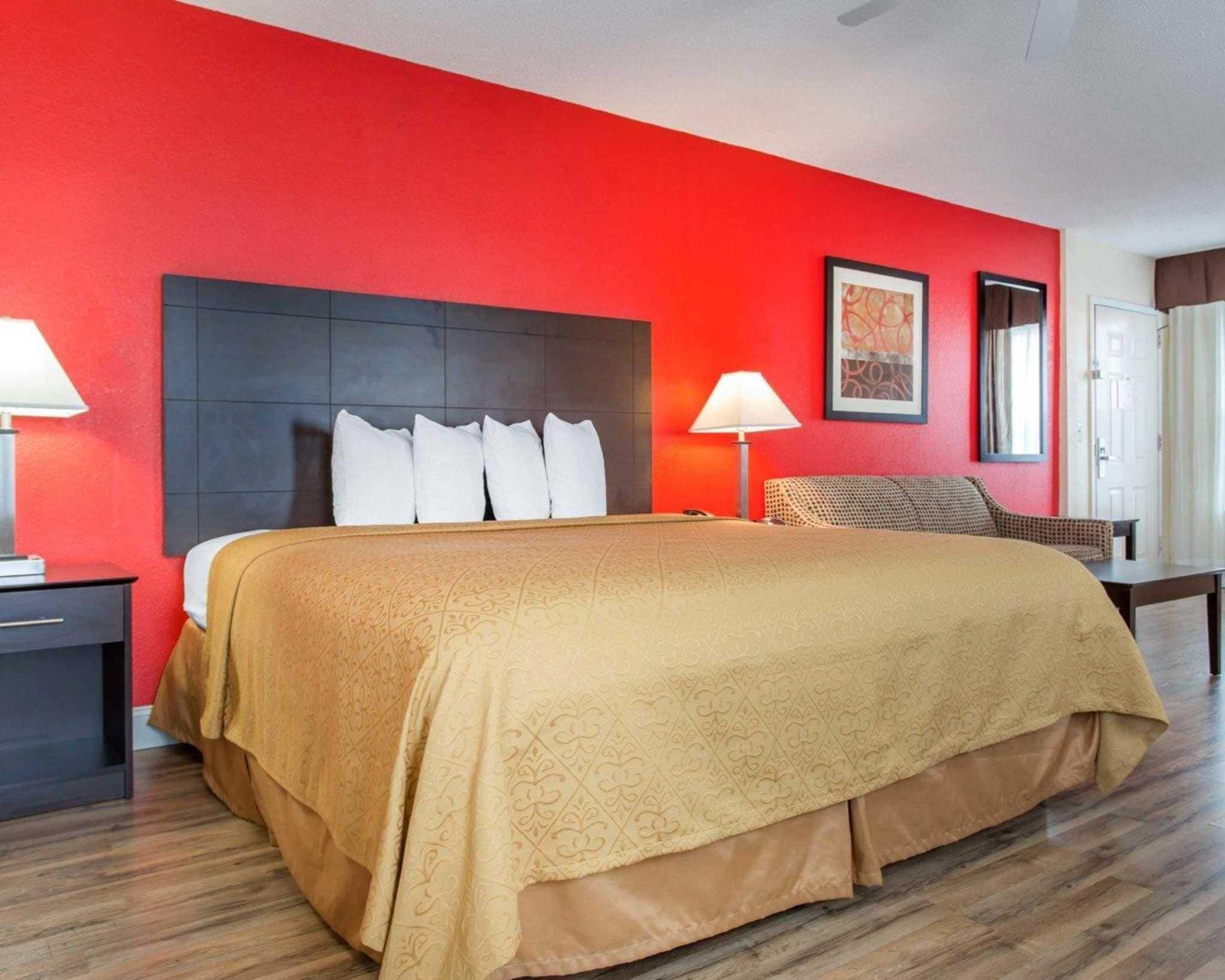 Een bureau, een strijkplank/strijkijzer, gratis babybedden