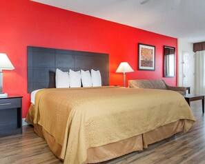 办公桌、熨斗/熨衣板、免费婴儿床、折叠床/加床（额外收费）