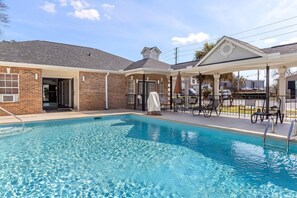 حمّام سباحة خارجي موسمي