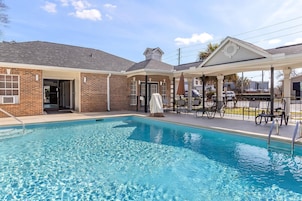Una piscina al aire libre de temporada
