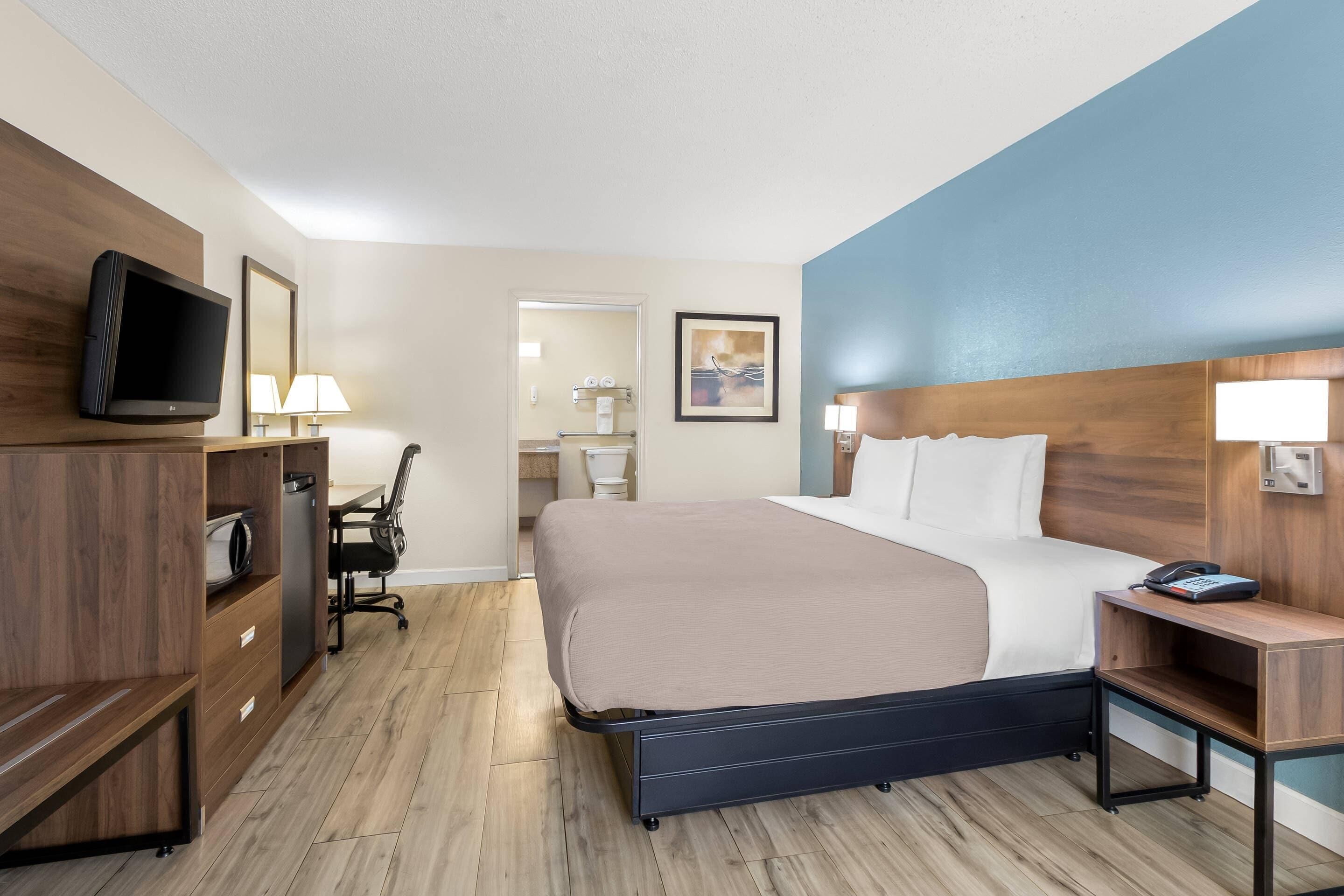 مكتب ومكواة/لوح كي وأسرّة أطفال/رضّع (مجانًا) وأسرّة قابلة للطي