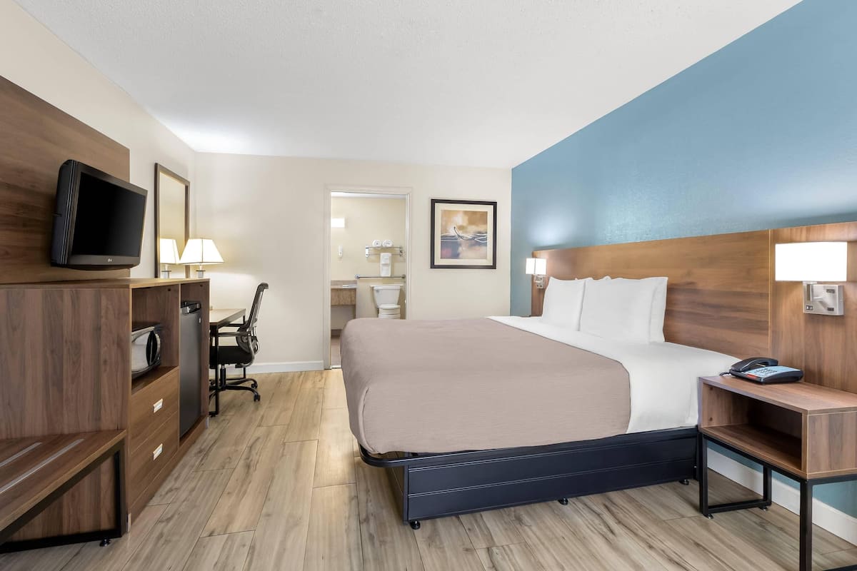 Zimmer, 1Â King-Bett, barrierefrei, Nichtraucher | Schreibtisch, BĂŒgeleisen/BĂŒgelbrett, kostenlose Babybetten