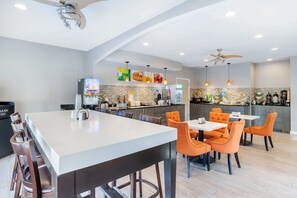 包含每日自助早餐