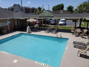 Piscine extérieure en saison